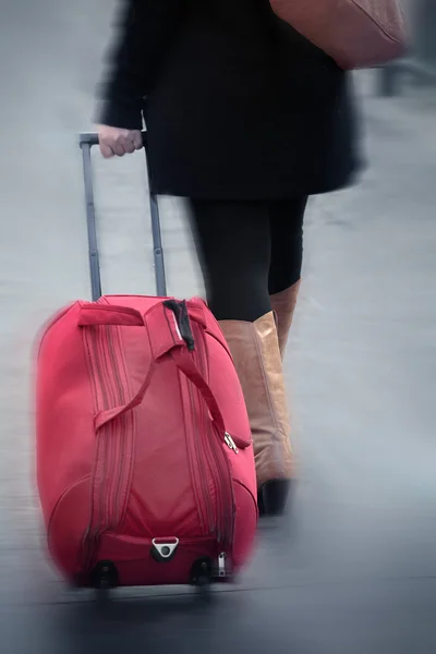 女性が歩いて、スーツケースを引っ張って動きをぼやけ — ストック写真