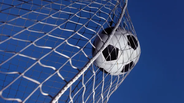 Fußball-Ball ins Tor getreten — Stockfoto