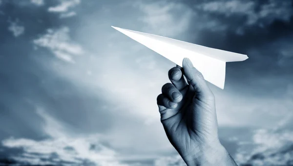 Rzucanie papierowy samolot.. — Zdjęcie stockowe