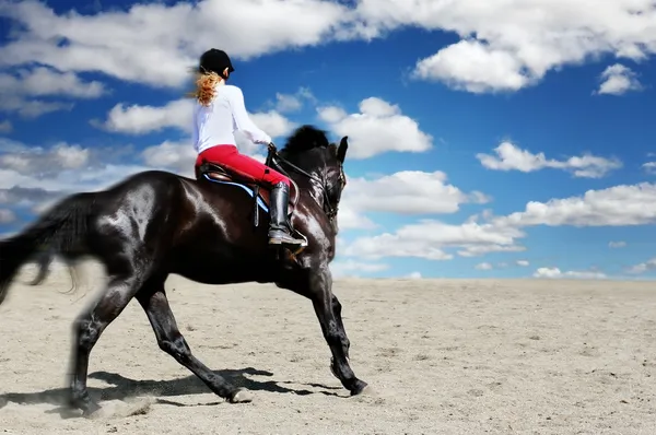 Дівчина-підліток верхи на коні — стокове фото
