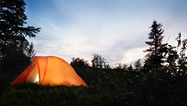 Een tent in de schemering verlicht — Stockfoto
