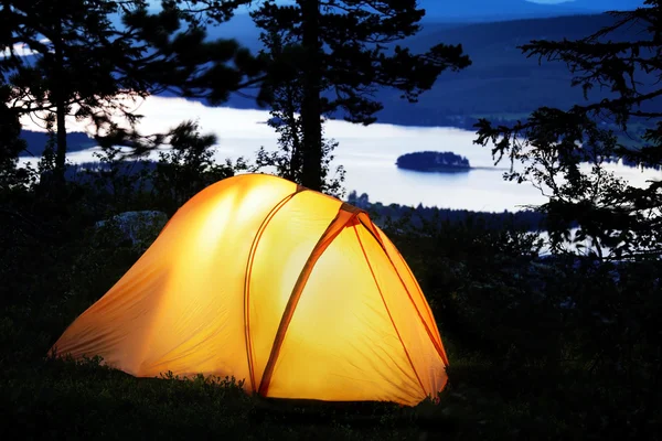 Namiot oświetlone zmierzchu — Zdjęcie stockowe