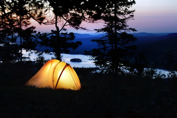 In der Abenddämmerung leuchtet ein Zelt — Stockfoto
