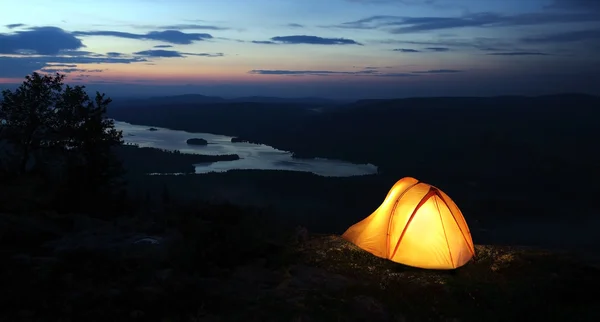Uma tenda iluminada ao entardecer — Fotografia de Stock