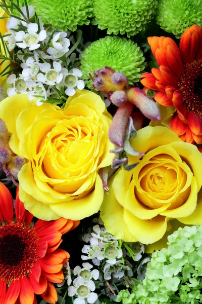 Verse bloemen op een markt — Stockfoto