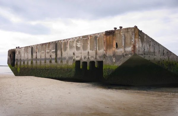 Überreste eines künstlichen Maulbeerhafens in Arromanches, Frankreich — Stockfoto