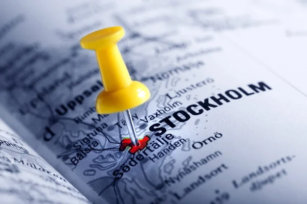 Thumbtack em um mapa com um foco seletivo — Fotografia de Stock