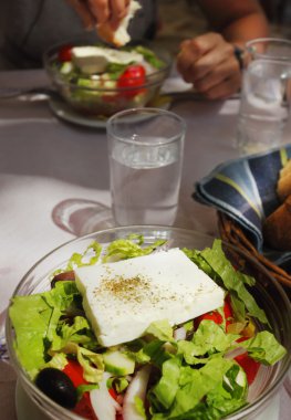 taze beyaz peynir ile Yunan salatası