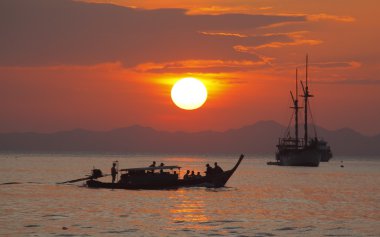Tayland 'da uzun kuyruk teknesi