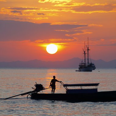 Gün batımında uzun kuyruklu tekneler, Tayland