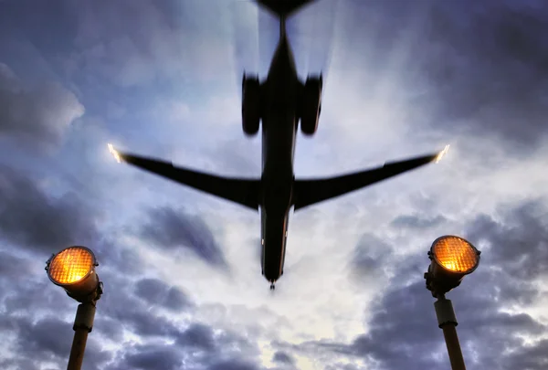 Avião passa por cima — Fotografia de Stock