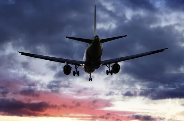 Vliegtuig passeert overhead — Stockfoto