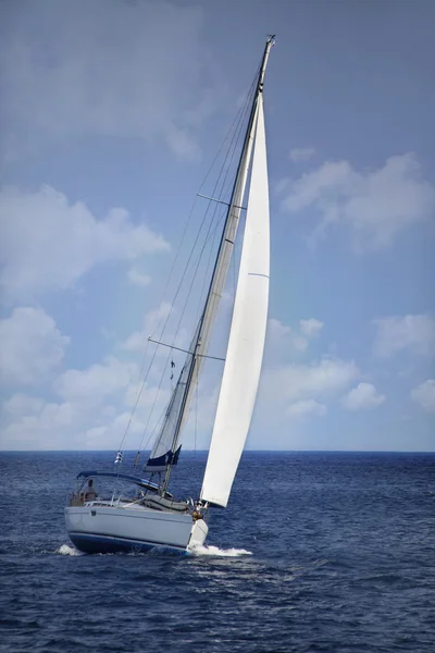 Barca a vela nel vento — Foto Stock