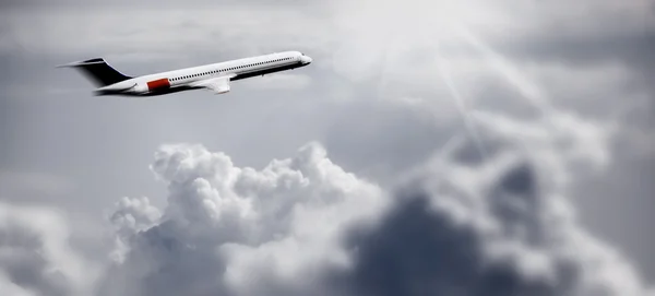 Flygplan ovanför molnen — Stockfoto