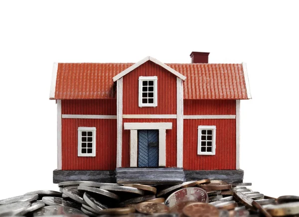 Model domu na hromádku mincí — Stock fotografie