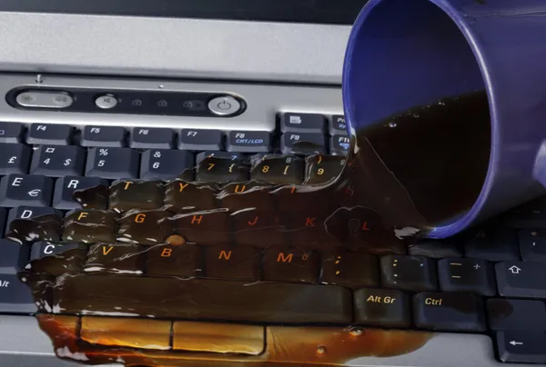 Kaffee auf Tastatur — Stockfoto