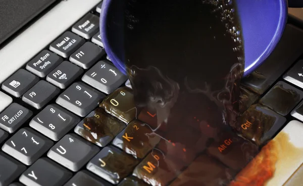 Разливание кофе на клавиатуре — стоковое фото