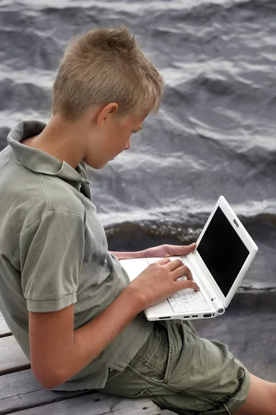 Boy dengan laptop — Stok Foto