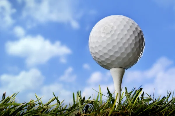 Bola de golfe na grama, close-up — Fotografia de Stock