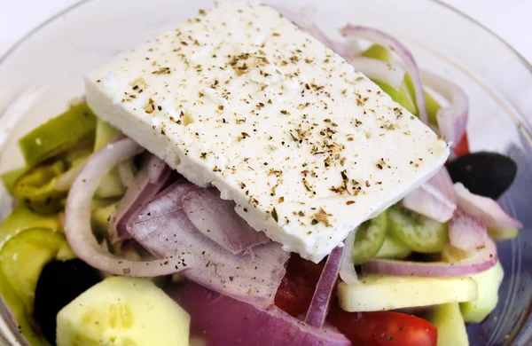 Greek salad with fresh feta cheese, close-up — Stock Photo, Image