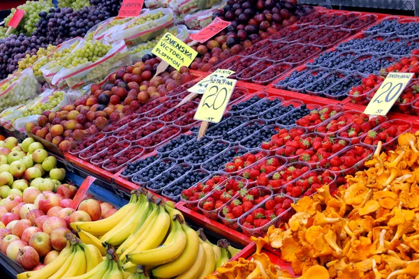 Wystawa owoców na rynku — Zdjęcie stockowe