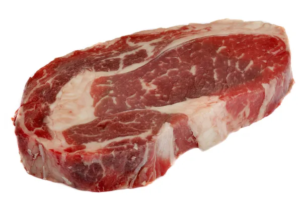 Красное мясо изолировано на белом — стоковое фото