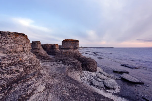 在黄昏，瑞典的石灰岩柱 — 图库照片