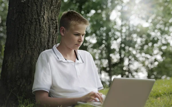Молодой человек с ноутбуком i — стоковое фото