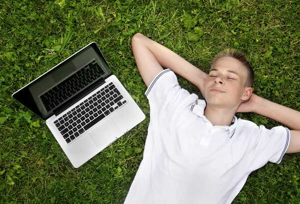 Anak laki-laki berbaring di rumput — Stok Foto
