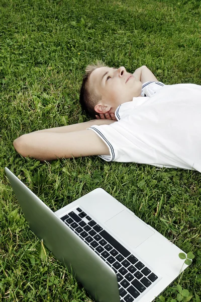 Garçon couché sur l'herbe — Photo
