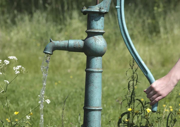 Altmodische Wasserpumpe — Stockfoto