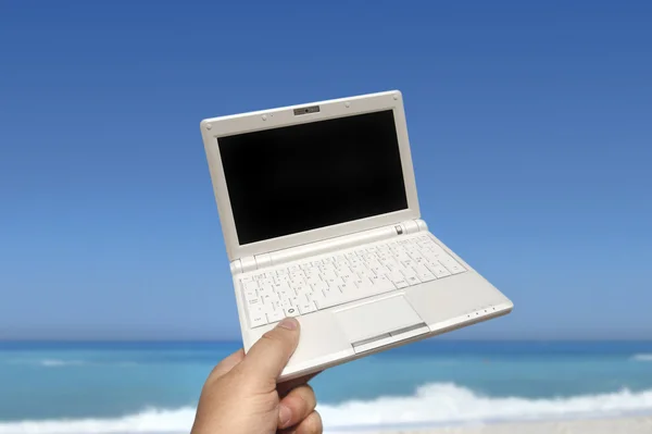 Biały mały laptop na plaży — Zdjęcie stockowe