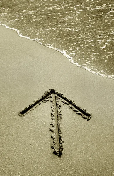 Pfeilschild in Sand gezeichnet — Stockfoto