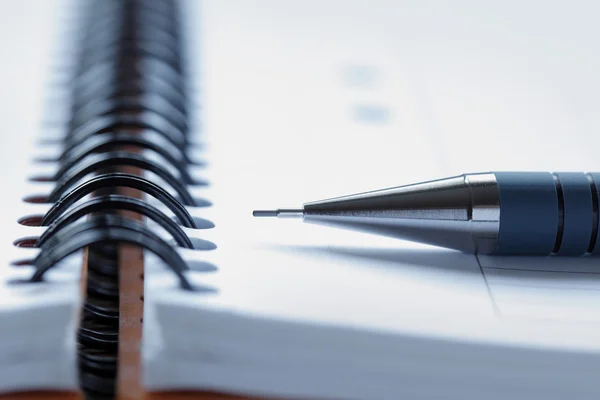 Nahaufnahme eines Kugelschreibers auf einem Notizblock — Stockfoto