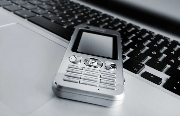 Φορητός υπολογιστής και κινητό τηλέφωνο — Φωτογραφία Αρχείου