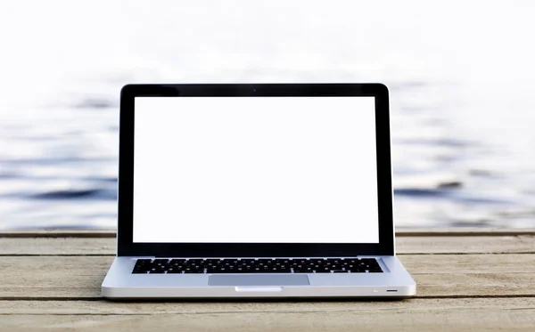 Bir yaya köprüsü üstünde laptop — Stok fotoğraf