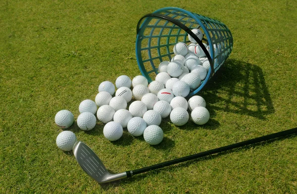 A driving range golflabda kosár — Stock Fotó