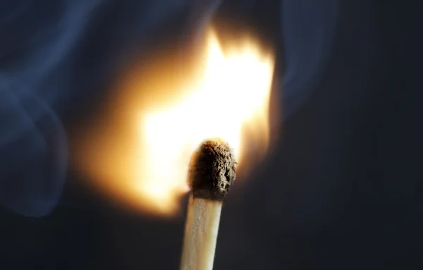 En brinnande tändsticka — Stockfoto