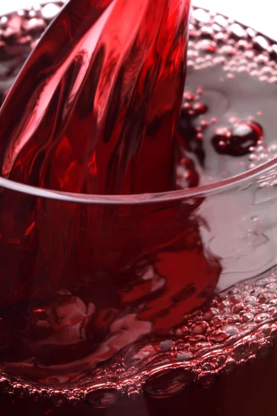 Vino tinto vertiendo en copa de vino —  Fotos de Stock
