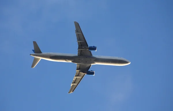 Kék égen repülőgép — Stock Fotó