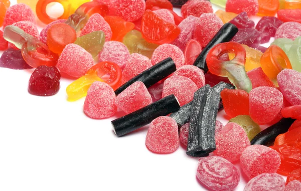 Beyaz arkaplan üzerinde renkli şekerler — Stok fotoğraf