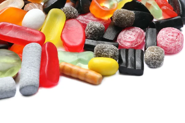 Farbige Bonbons auf weißem Hintergrund — Stockfoto