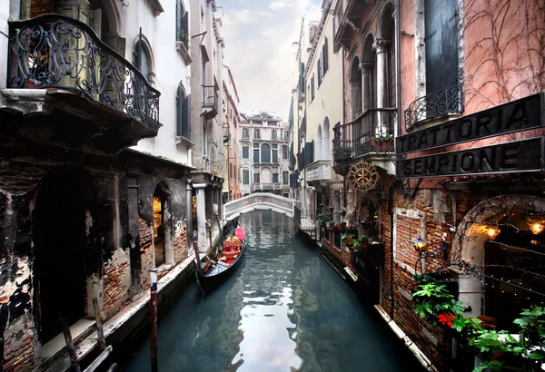 Venedig - kanalen och en bro — Stockfoto