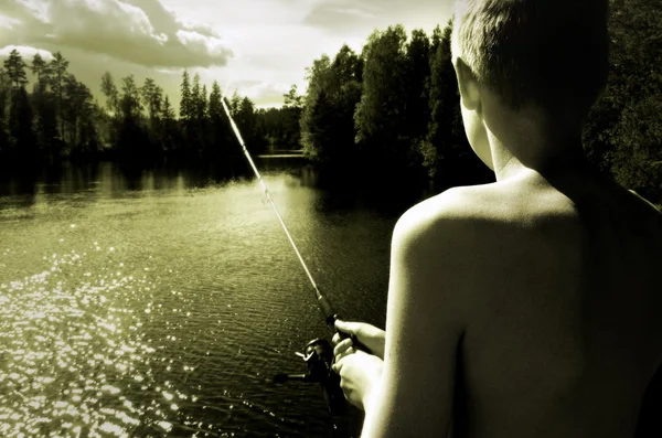 Αγόρι, Ψάρεμα μια καλοκαιρινή μέρα — Φωτογραφία Αρχείου