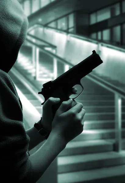 Pojke med en pistol på gatan på natten — Stockfoto