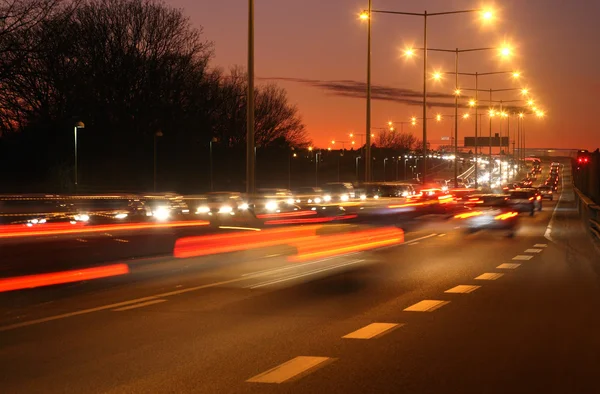 Geceleri hareket bulanıklığı olan arabalar — Stok fotoğraf