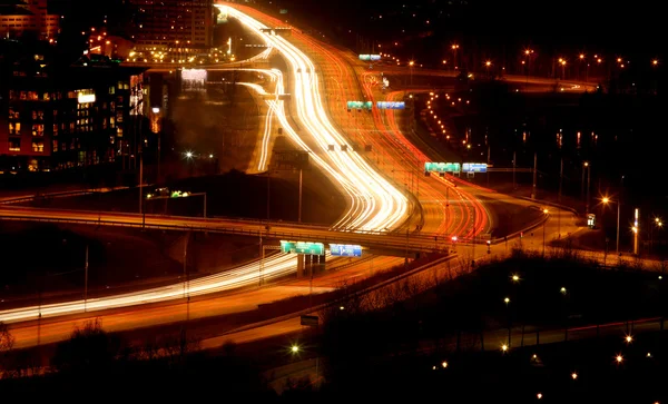 Bilar på natten med rörelse oskärpa — Stockfoto