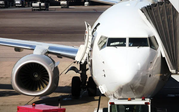 Avião estacionado no aeroporto — Fotografia de Stock
