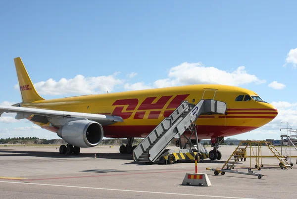 Um Boeing DHL estacionado em Arlanda, Suécia — Fotografia de Stock