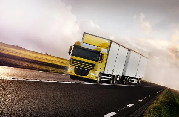 Truck körning på landsväg motion — Stockfoto